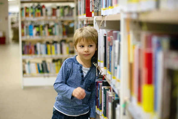 Очаровательный Маленький Ребенок Мальчик Сидит Библиотеке Читает Книгу Выбирает Одолжить — стоковое фото