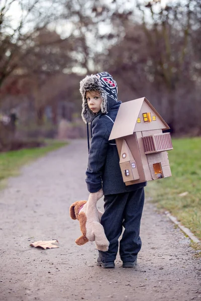 紙の家に感情的なショットを持っている彼の背中 上の家を運ぶペット犬と小さな子供 ブロンドの男の子 — ストック写真