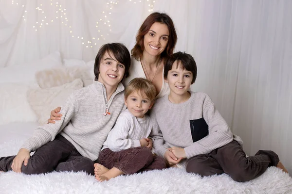 母亲的全家福 带着三个孩子 身后点着一盏小灯 — 图库照片