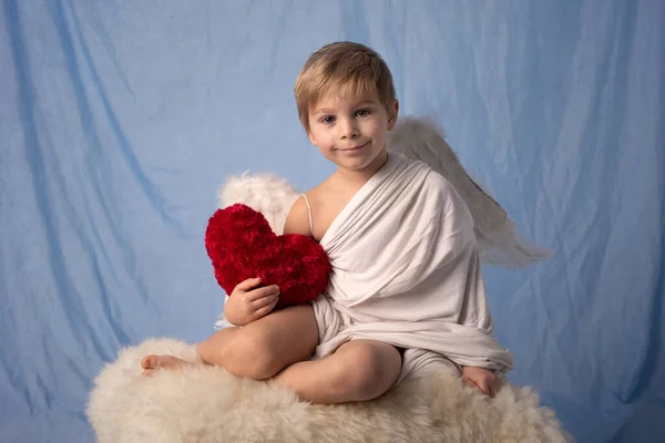 小さなキューピッドの幼児の男の子 弓と矢印を保持 美しいブロンドのケルブ — ストック写真