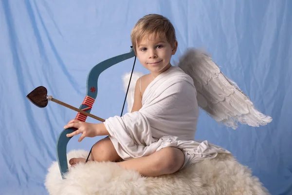 小さなキューピッドの幼児の男の子 弓と矢印を保持 美しいブロンドのケルブ — ストック写真