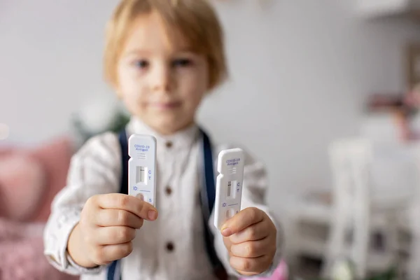 Çocuk Elinde Iki Adet Yapımı Covid Swab Antijen Testi Yapımı — Stok fotoğraf