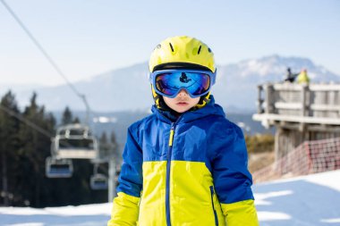 Mutlu bir aile, güneşli bir günde İtalya 'da kayak, çocuklar ve yetişkinler birlikte kayak yapıyor. Aile tatili