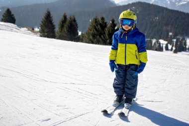 Mutlu bir aile, güneşli bir günde İtalya 'da kayak, çocuklar ve yetişkinler birlikte kayak yapıyor. Aile tatili