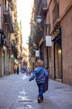 Barselona şehrine hayranlık duyan şirin çocuk turistler, İspanya 'da çocuklarla aile seyahati.
