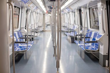 Sabahın erken saatlerinde Barselona, İspanya 'da metroda boş bir tren.