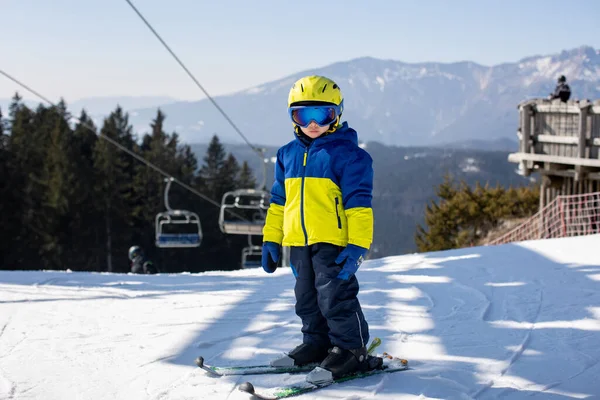 Glückliche Familie Skifahren Italien Einem Sonnigen Tag Kinder Und Erwachsene — Stockfoto