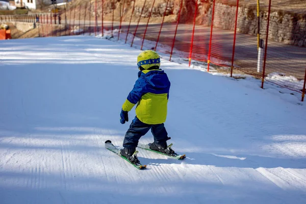 Glückliche Familie Skifahren Italien Einem Sonnigen Tag Kinder Und Erwachsene — Stockfoto