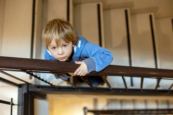 Wendeltreppe Blaumann Kind Steht Untergeschoss Blickt Die Kamera Blick Von — Stockfoto