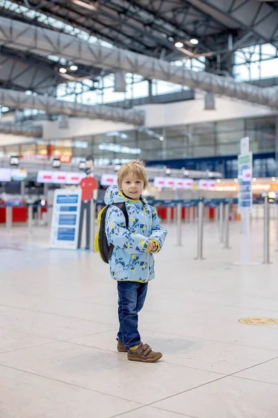 Lindo Bebé Esperando Embarque Aeropuerto Sala Tránsito Cerca Puerta Salida —  Fotos de Stock