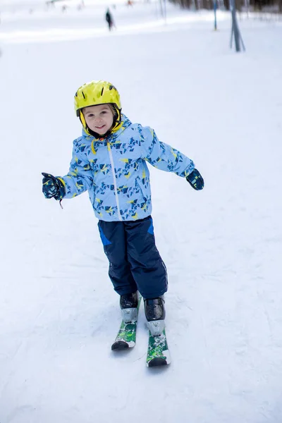 Menino Pequeno Criança Pré Escolar Esquiando Pela Primeira Vez Uma — Fotografia de Stock