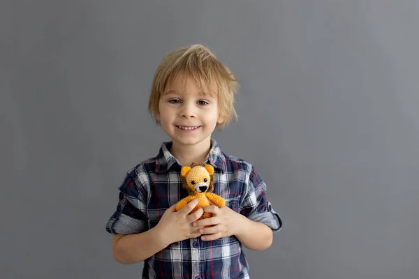 Mały Maluch Blondyn Bawiący Się Ręcznie Robioną Zabawką Dzianiny — Zdjęcie stockowe