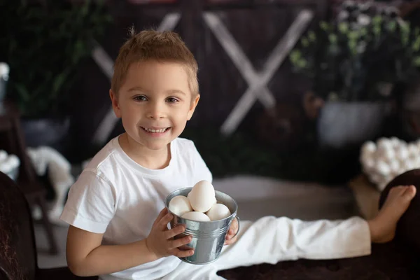 Słodki Maluch Ładny Chłopiec Bawiący Się Jajkami Wielkanocnymi Dekoracja Wielkanocna — Zdjęcie stockowe
