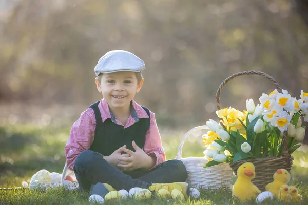 Beau Tout Petit Élégant Enfant Garçon Jouer Avec Décoration Pâques — Photo