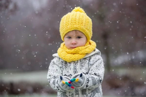 Hermoso Niño Rubio Niño Con Suéter Punto Hecho Mano Jugando — Foto de Stock