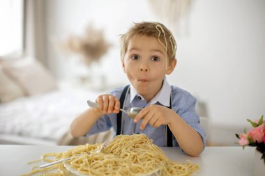 Tatlı anaokulu çocuğu, sarışın çocuk, evde spagetti yiyor, her yeri kirletiyor, komik anlar.