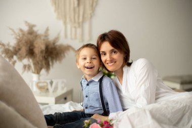 Anne ve çocuk, sarışın kreş çocuğu, harika bir aile anı yaşıyor, ilişkinin tadını çıkarıyor.