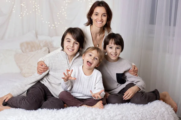 Family Portrair Mother Her Three Children White Little Lights Them — Stock Photo, Image