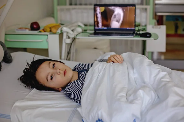 Preteen Child Boy Lying Hospital Fractured Thoracic Spine Vertebralis Mother — Zdjęcie stockowe
