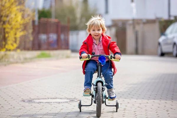 Małe Dziecko Blondyn Uczący Się Jeździć Rowerze Parku Pomocnymi Kołami — Zdjęcie stockowe