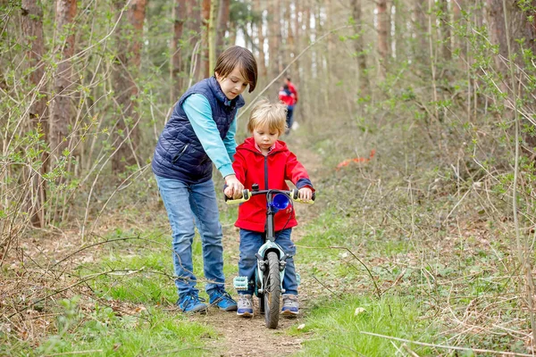 Liten Pojke Lära Sig Cykla Parken Vår — Stockfoto