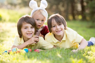 Tatlı çocuklar, tavşan kulakları ile erkek kardeşler, Paskalya, çocuk ve Paskalya günü gelenekleri için yumurta avcılık. Çocuklar ve tatiller