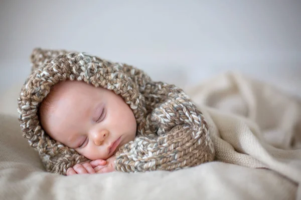 Liten Pojke Som Sover Hemma Med Mjuk Nallebjörn Leksaker Liggande — Stockfoto