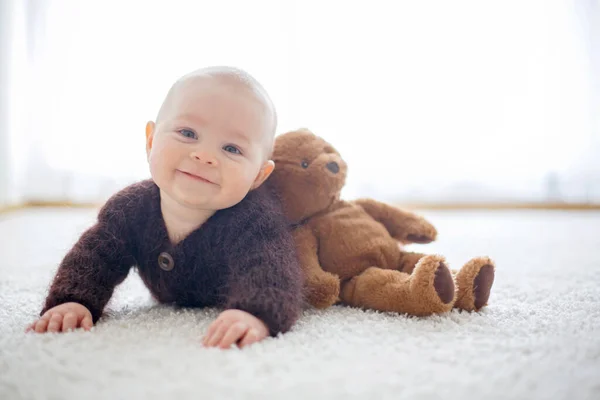 Malý Roztomilý Chlapeček Oblečený Ručně Pletený Hnědý Medvídek Celkově Hraje — Stock fotografie