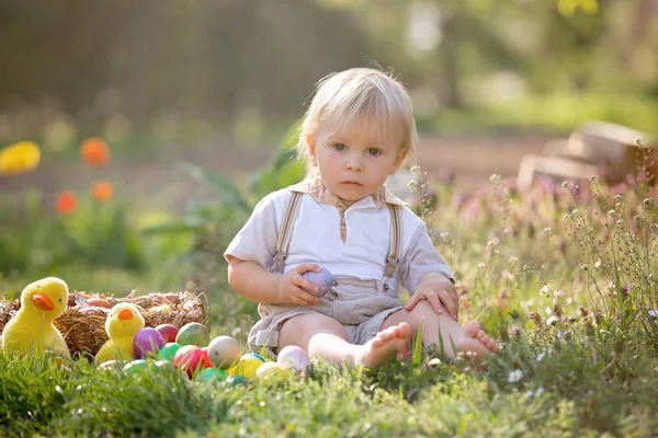 Dolce Bambino Con Orecchie Coniglio Caccia Alle Uova Pasqua Bambino — Foto Stock