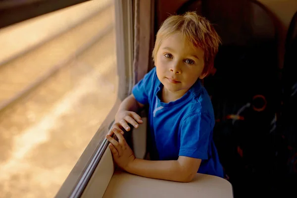 Criança Bonita Menino Viajando Trem Horário Verão — Fotografia de Stock