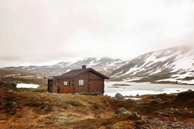 Norveç 'te karlı dağlarla, dağlarda yüksek fiyortlarla