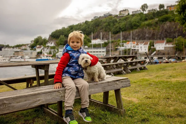 Child Visiting Little Town South Norway Arendal Rainy Summer Day — Stock Photo, Image