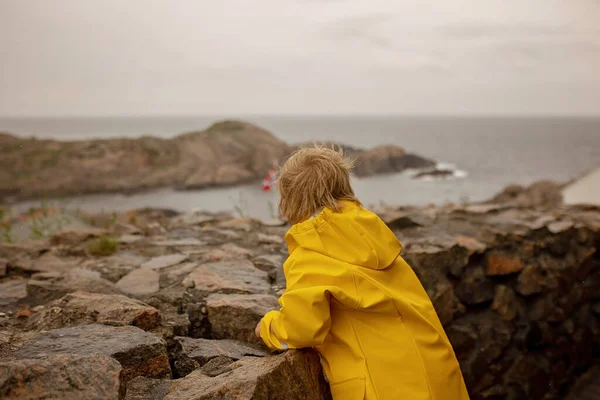 Family Children Visiting Lindesnes Fyr Lighthouse Norway Rainy Cold Day — Stock Fotó