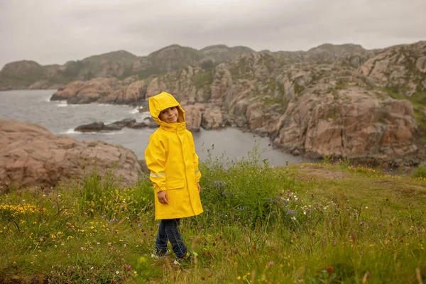 Family Children Visiting Lindesnes Fyr Lighthouse Norway Rainy Cold Day —  Fotos de Stock