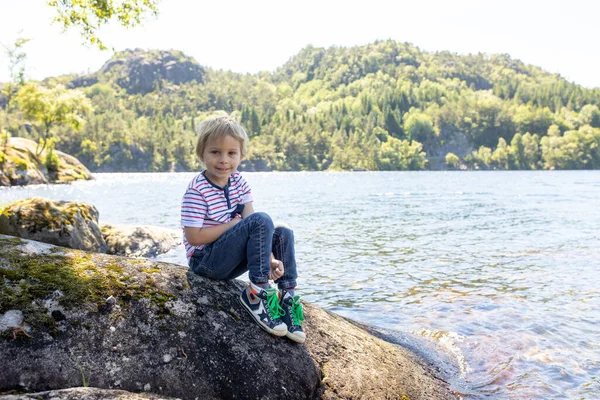 Happy People Enjoying Amazing Views South Norway Coastline Fjords Lakes — Foto Stock