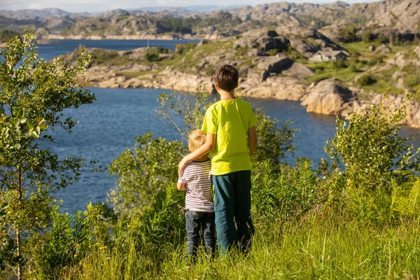 Happy People Enjoying Amazing Views South Norway Coastline Fjords Lakes — 图库照片