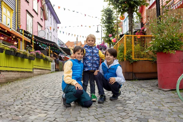 Happy Family Children Adults Enjoying Colorful City Stavangen Southwest Norway — Stockfoto