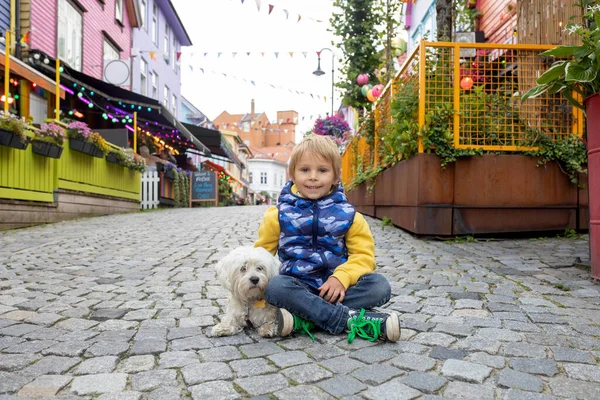 Happy Family Children Adults Enjoying Colorful City Stavangen Southwest Norway — Stock fotografie