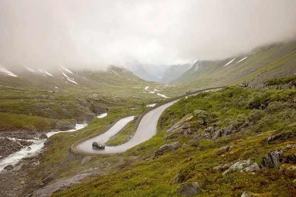Norveç Karlı Dağlarla Dağlarda Yüksek Fiyortlarla — Stok fotoğraf