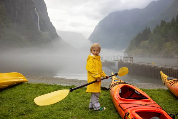 People Children Enjoying Amazing Views Norway Fjords Mountains Other Beautiful — Stock Photo, Image