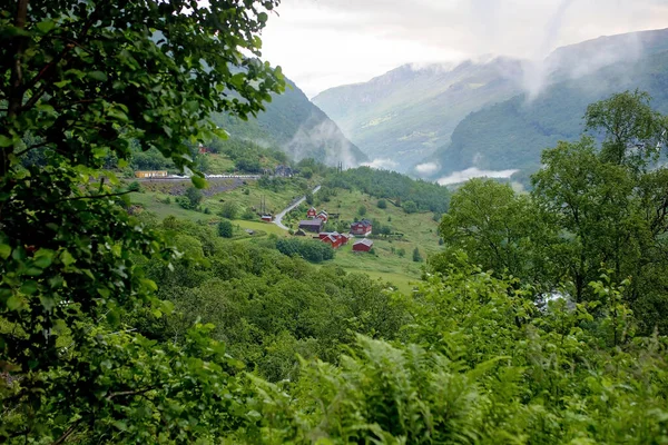Άνθρωποι Παιδιά Απολαμβάνουν Την Καταπληκτική Θέα Στη Νορβηγία Φιόρδ Βουνά — Φωτογραφία Αρχείου