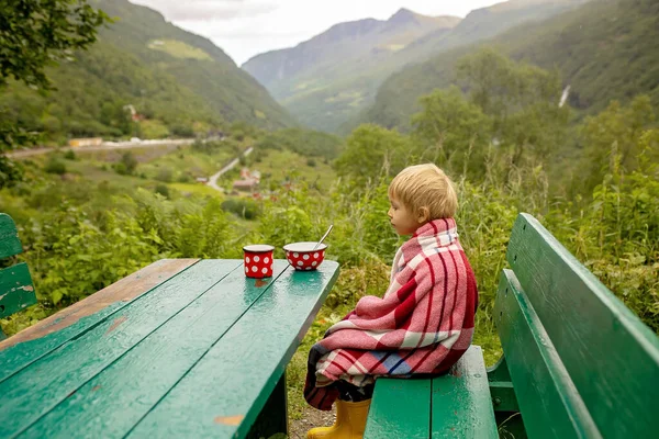 Люди Дети Наслаждаются Удивительными Видами Норвегии Горы Другие Красивые Места — стоковое фото