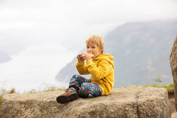 Family Enjoying Hike Preikestolen Pulpit Rock Lysebotn Norway Rainy Day — Stockfoto