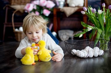 Küçük tatlı sarışın çocuk, stüdyoda paskalya süslemesi olan çocuk.