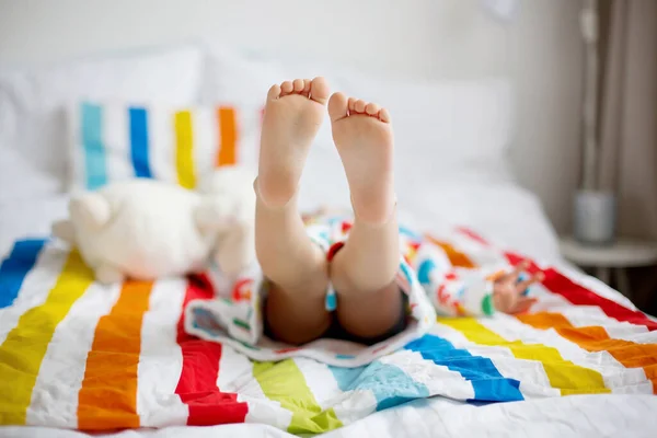 Щаслива Дитина Блондинка Барвистим Халатом Сидить Ліжку Фаршированою Іграшкою Після — стокове фото