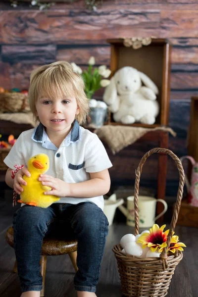 Lindo Niño Rubio Niño Con Decoración Pascua Estudio —  Fotos de Stock