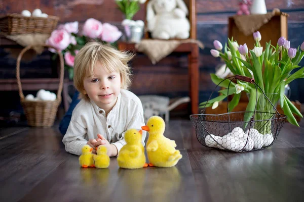 Cute Maluch Blondynka Dziecko Chłopiec Wielkanoc Dekoracji Studio — Zdjęcie stockowe