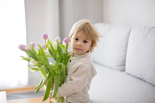 Όμορφο Ξανθό Αγόρι Δίνοντας Στη Μητέρα Λουλούδια Και Κουτί Μικρό — Φωτογραφία Αρχείου