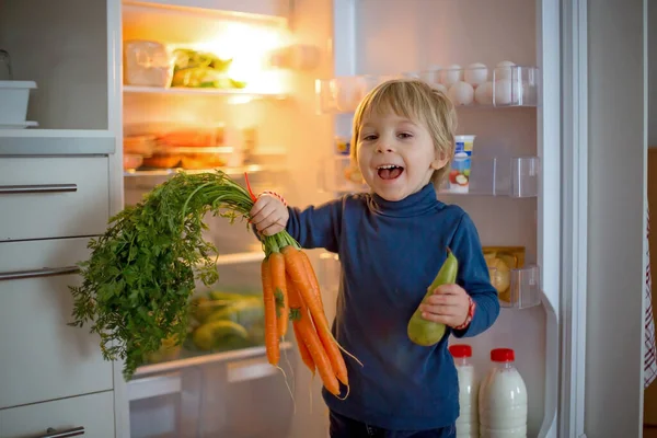 Симпатичный Блондинка Ребенок Открывая Дверь Холодильника Принимая Фрукты Овощи Здоровую — стоковое фото