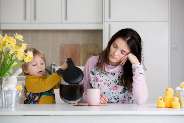 累了的母亲 试图倒咖啡在早晨 女人熬夜后躺在厨房的桌子上 想喝咖啡 — 图库照片